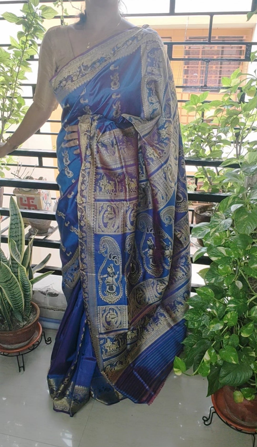 Dual Shaded The rich weave of Bengal Swarnachori Peacock Blue Saree