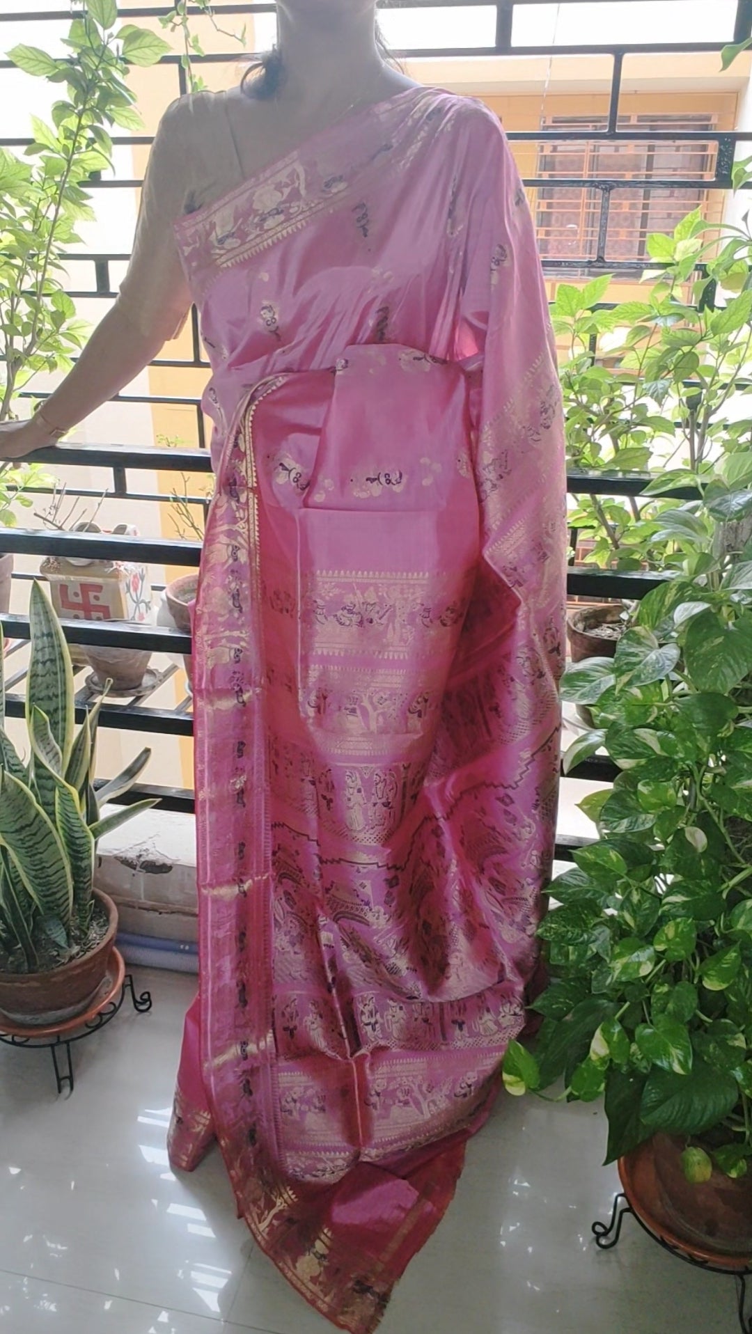 The rich weave of Bengal Swarnachori Pink Saree