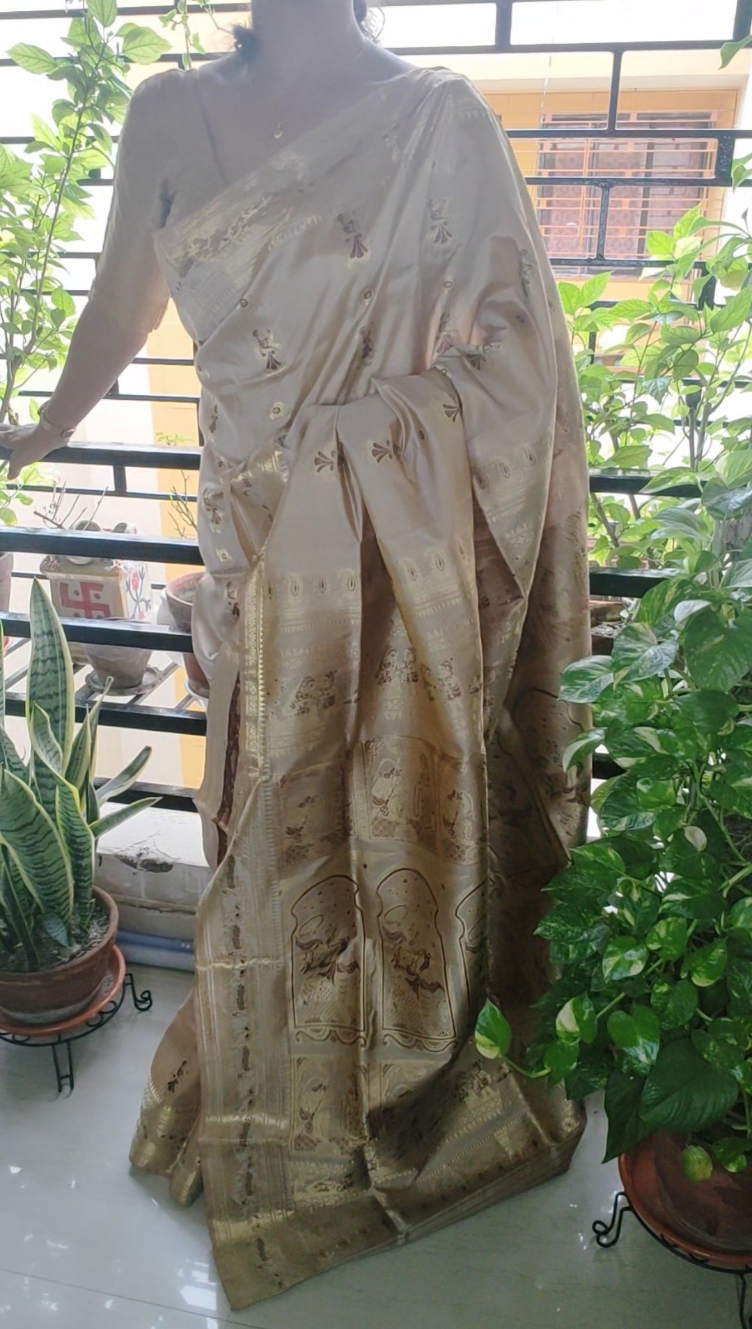 The rich weave of Bengal Swarnachori Royal Golden Saree
