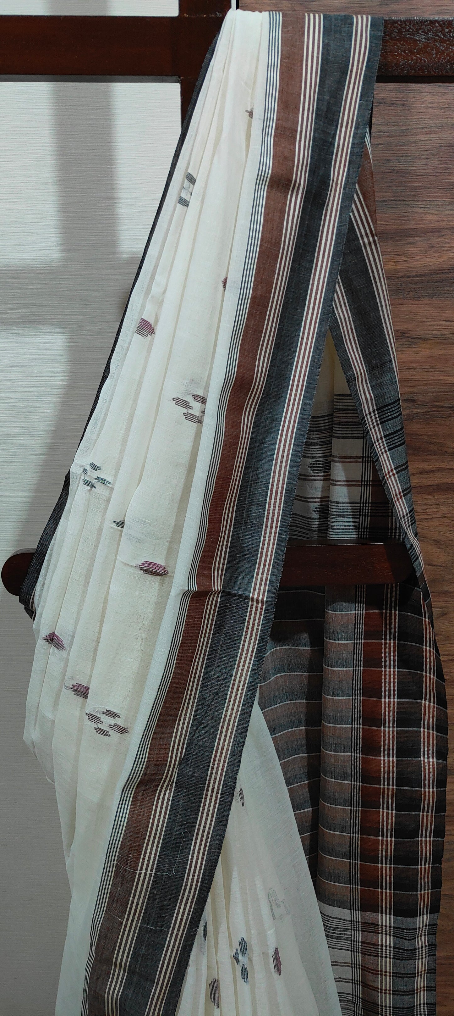 Rekhashree – Off White Handloom Khadi Cotton Saree