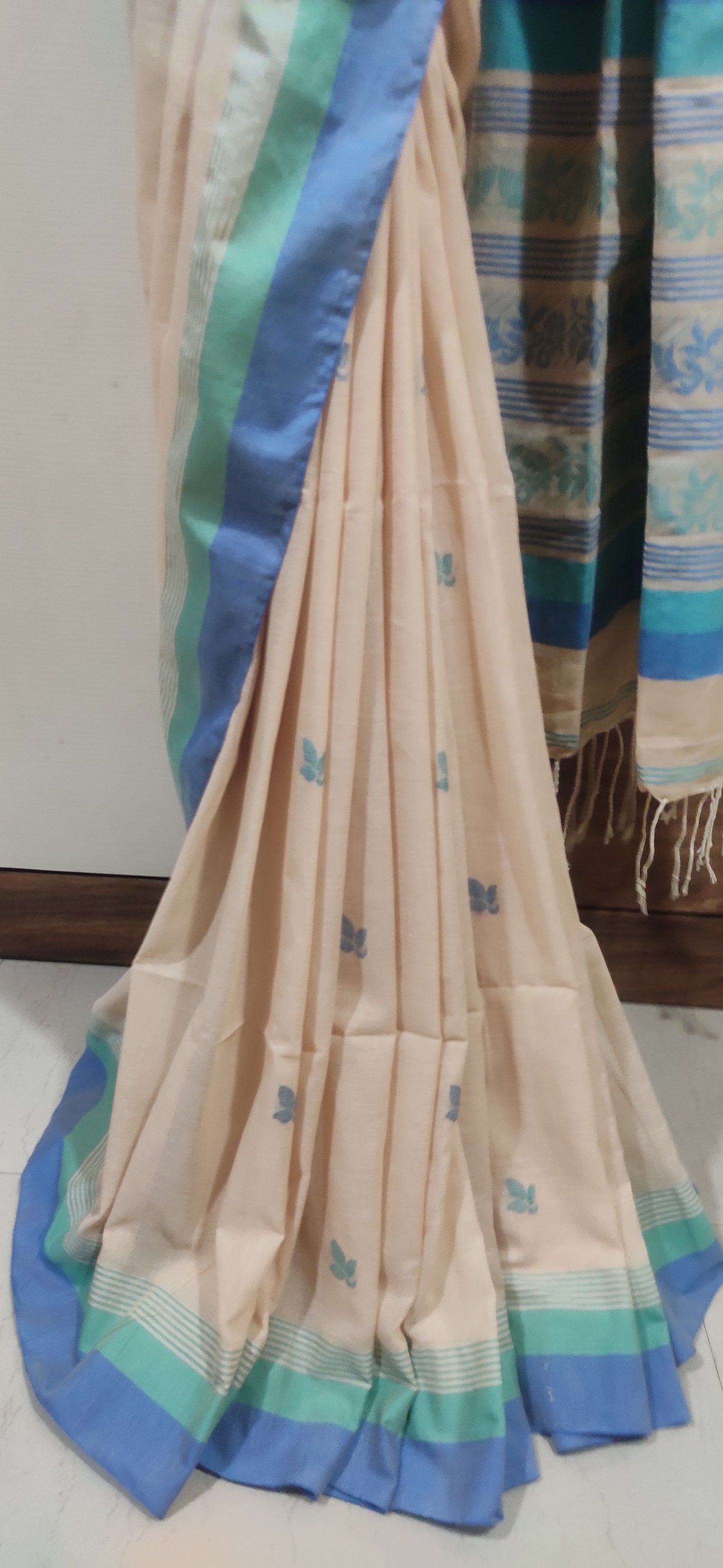Threaded Floral Motif Done with Contrast Border Pure Cotton Beige Shaded Handloom Saree