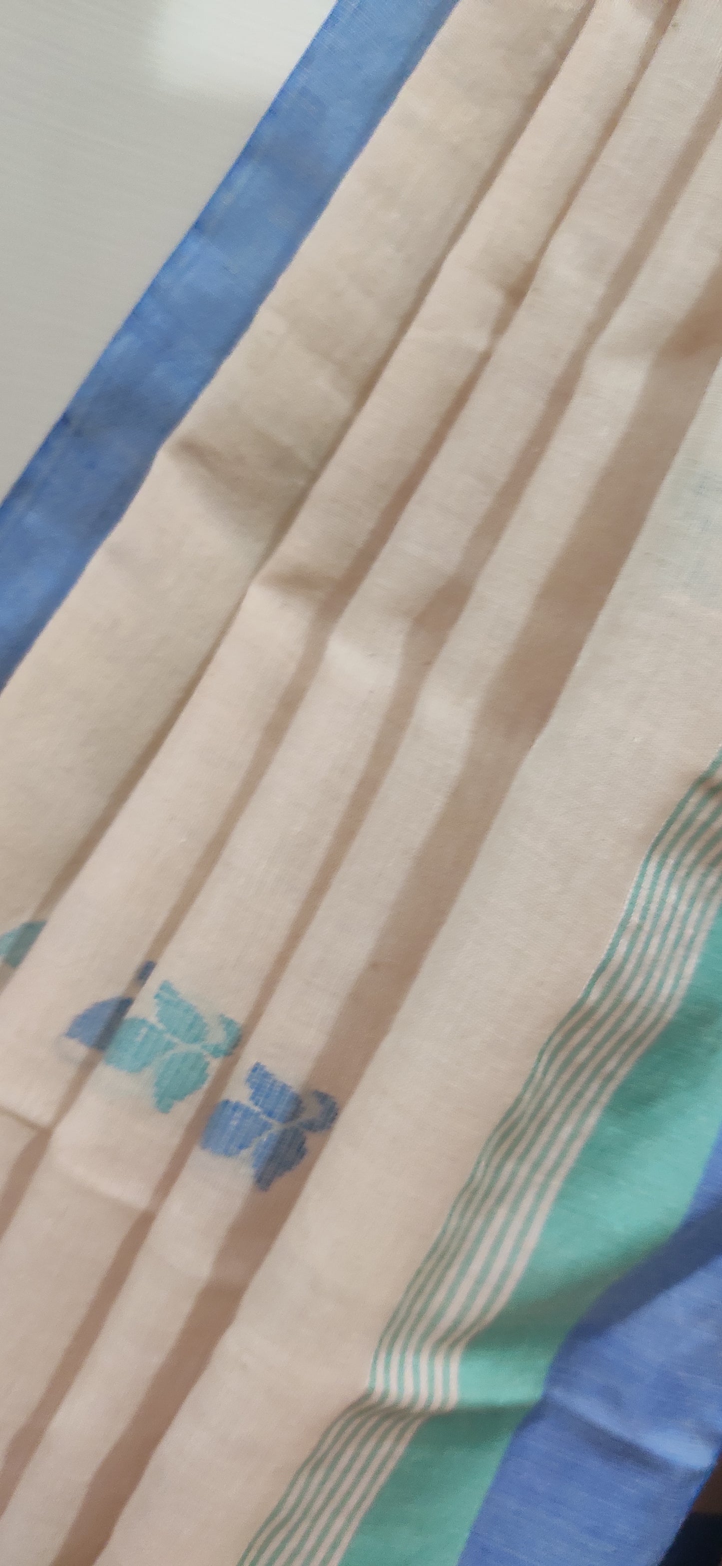 Threaded Floral Motif Done with Contrast Border Pure Cotton Beige Shaded Handloom Saree