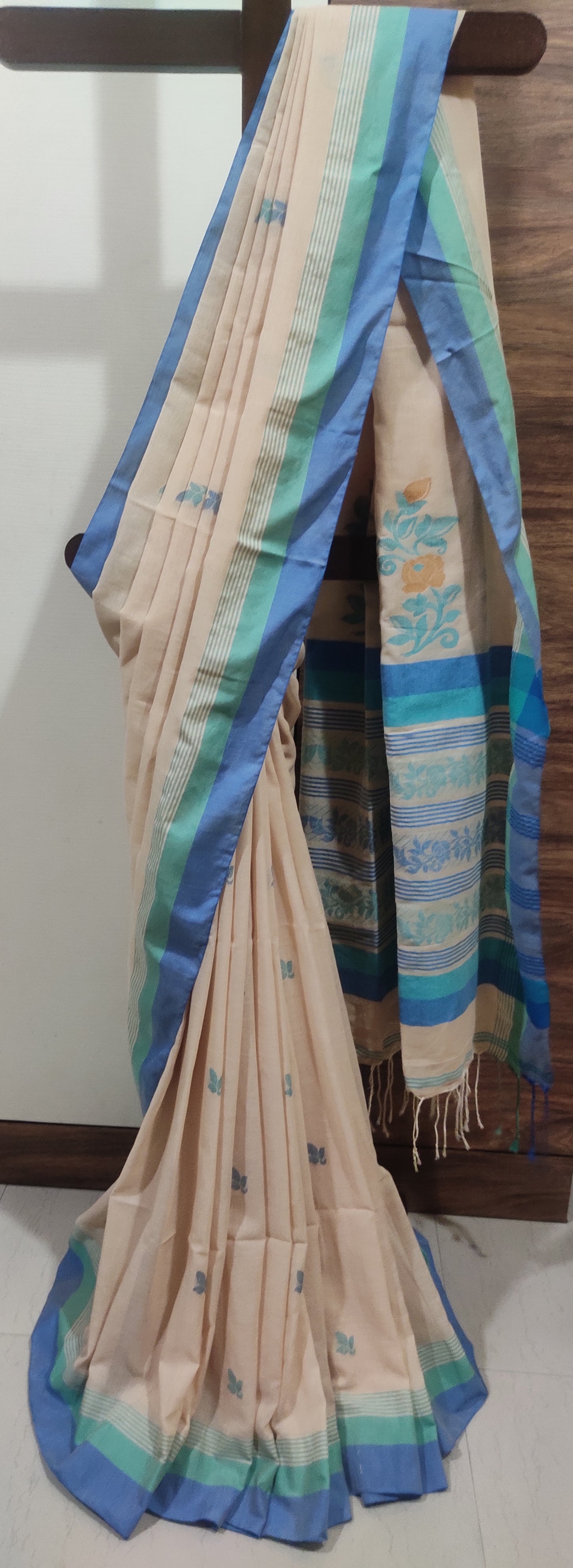 Threaded Floral Motif Done with Contrast Border Pure Cotton Beige Shaded Handloom Saree