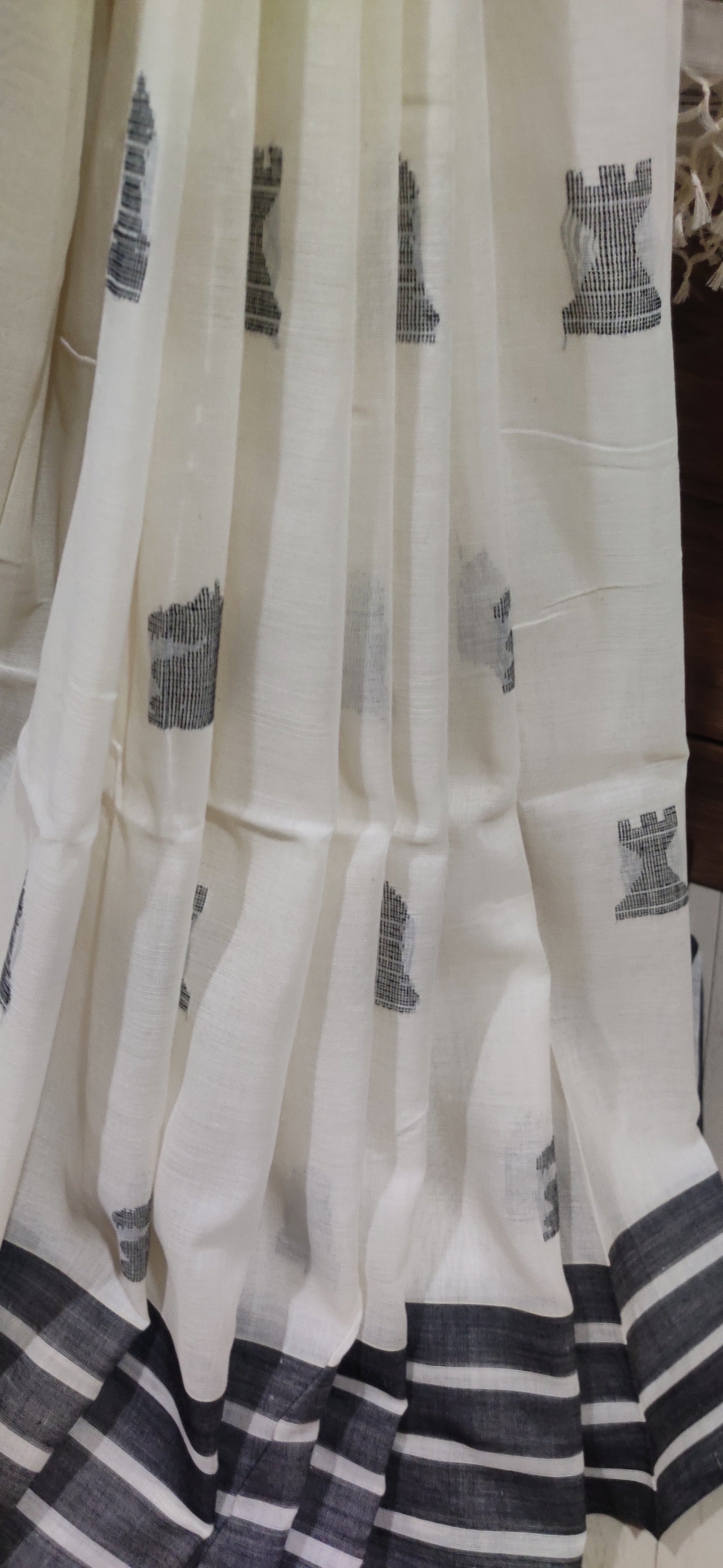 Devika – Shwet Rekha Cotton Handloom Saree