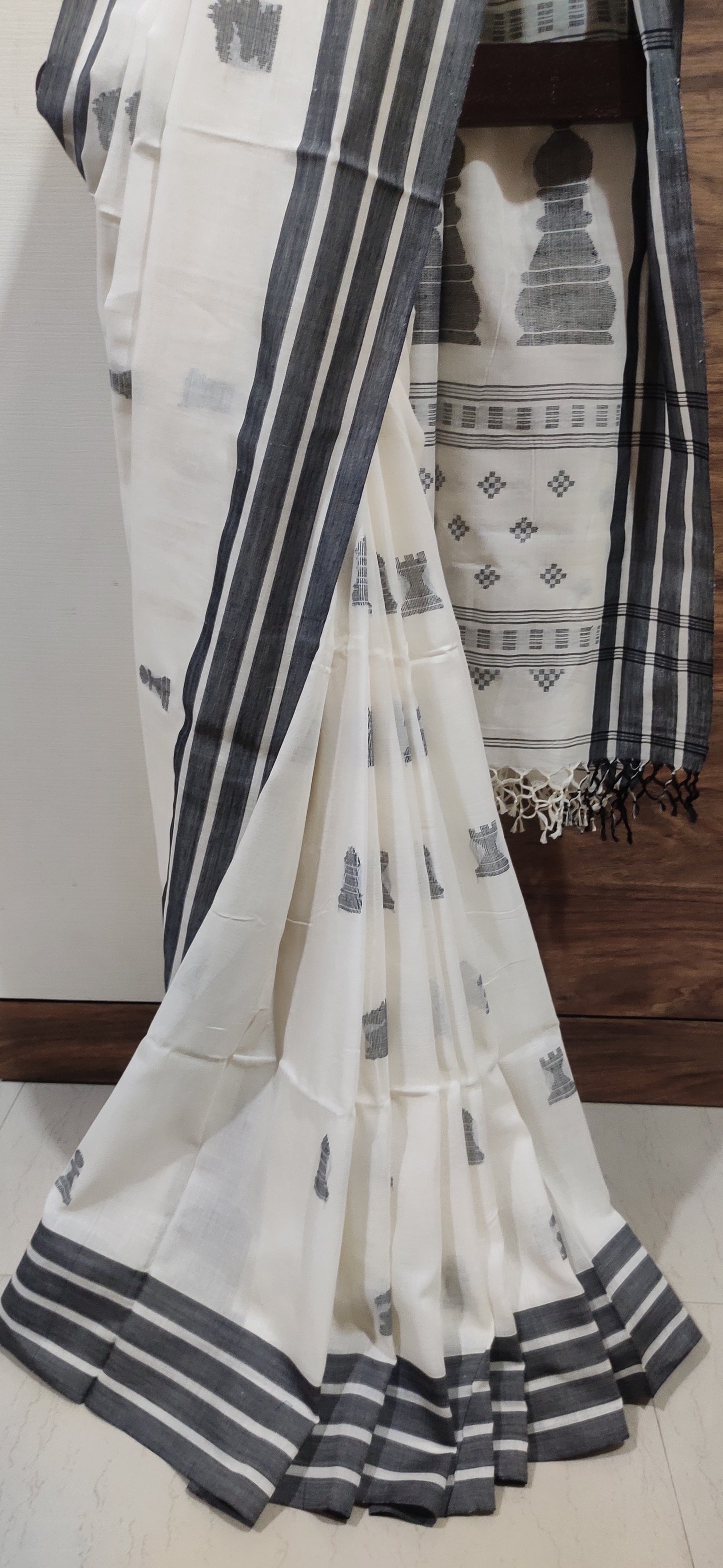 Devika – Shwet Rekha Cotton Handloom Saree
