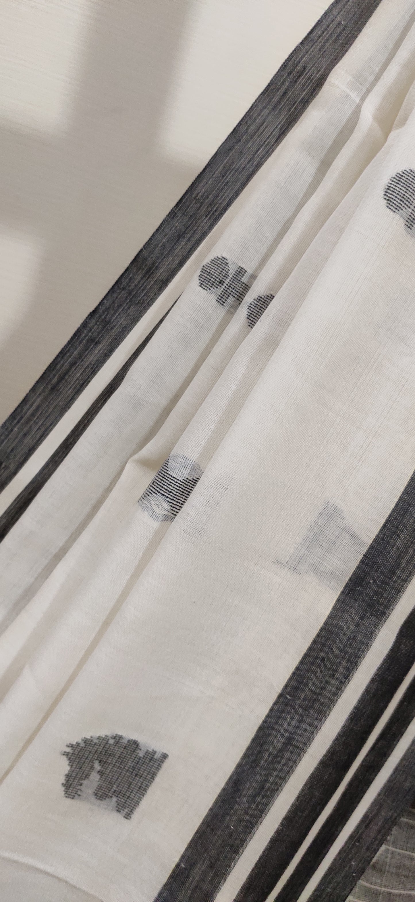 Devika – Shwet Rekha Cotton Handloom Saree