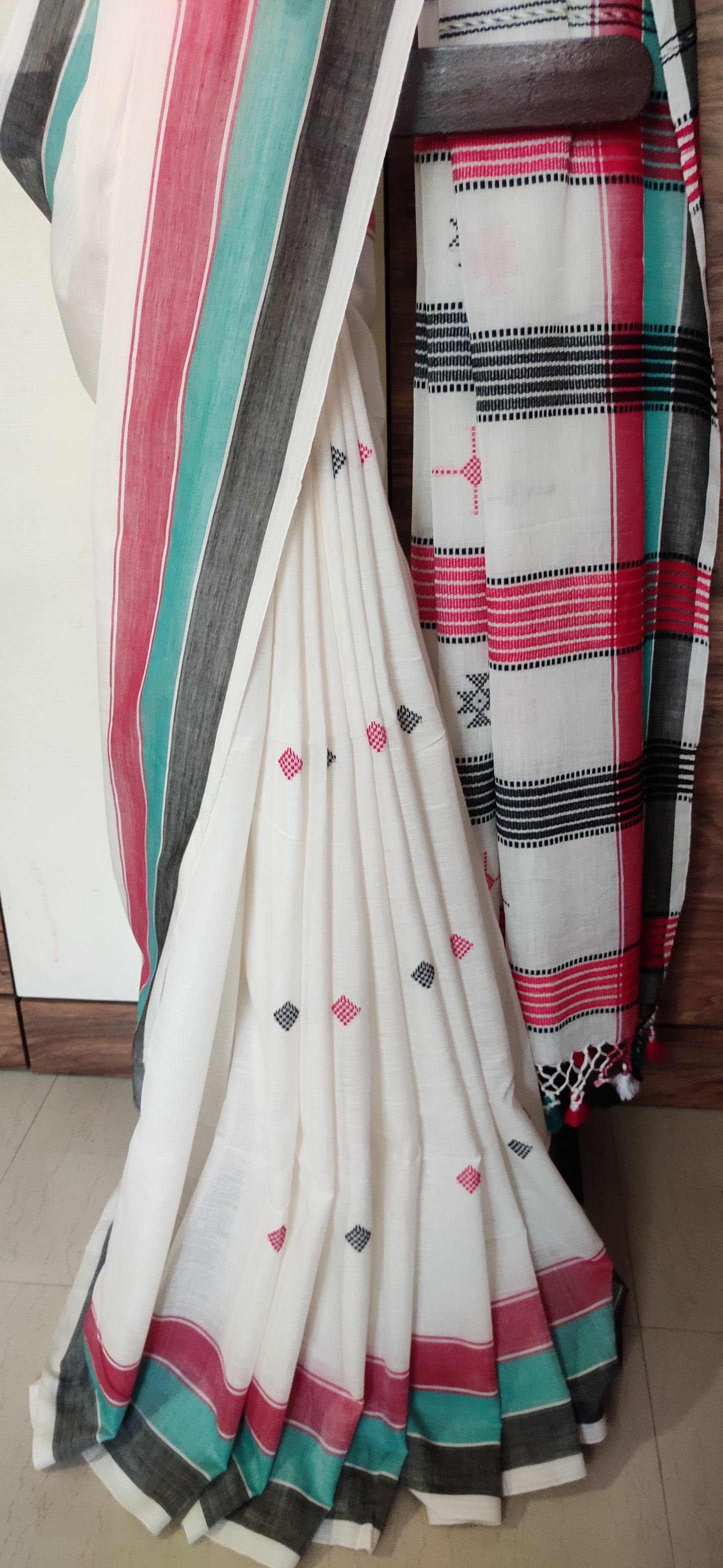 White Cotton Threaded bhujuri style Jamdani work done Saree