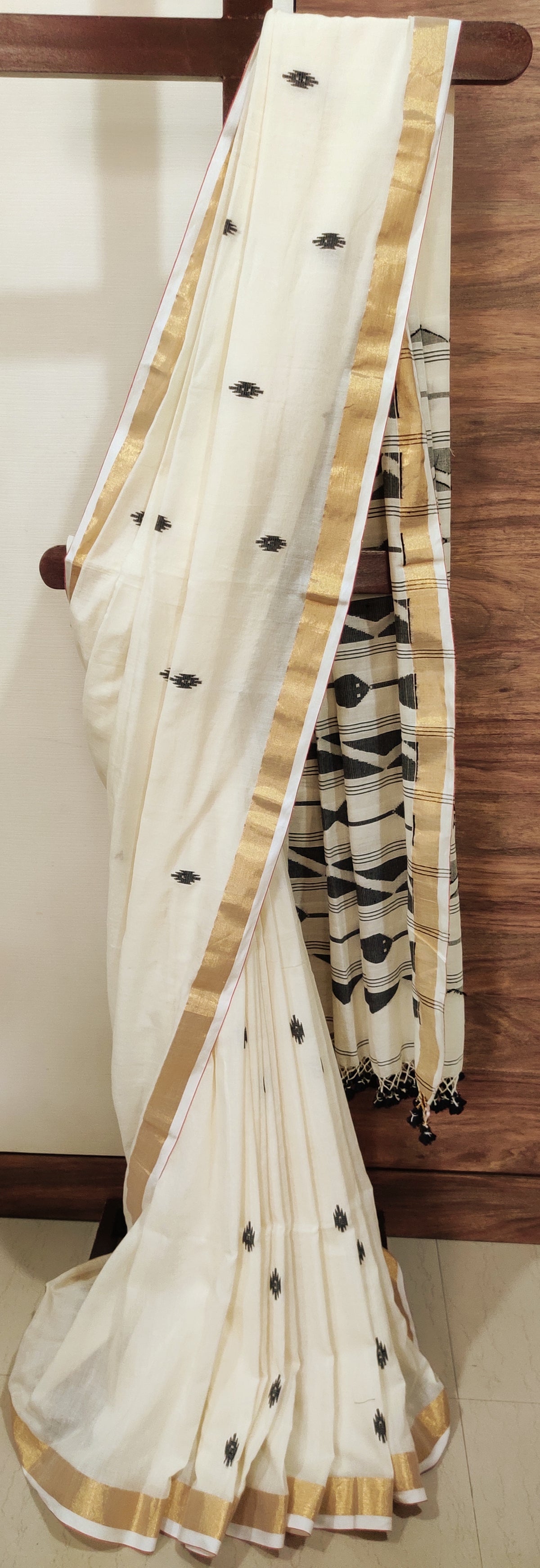Anvika – Ivory Noir Weave Cotton Handloom Saree