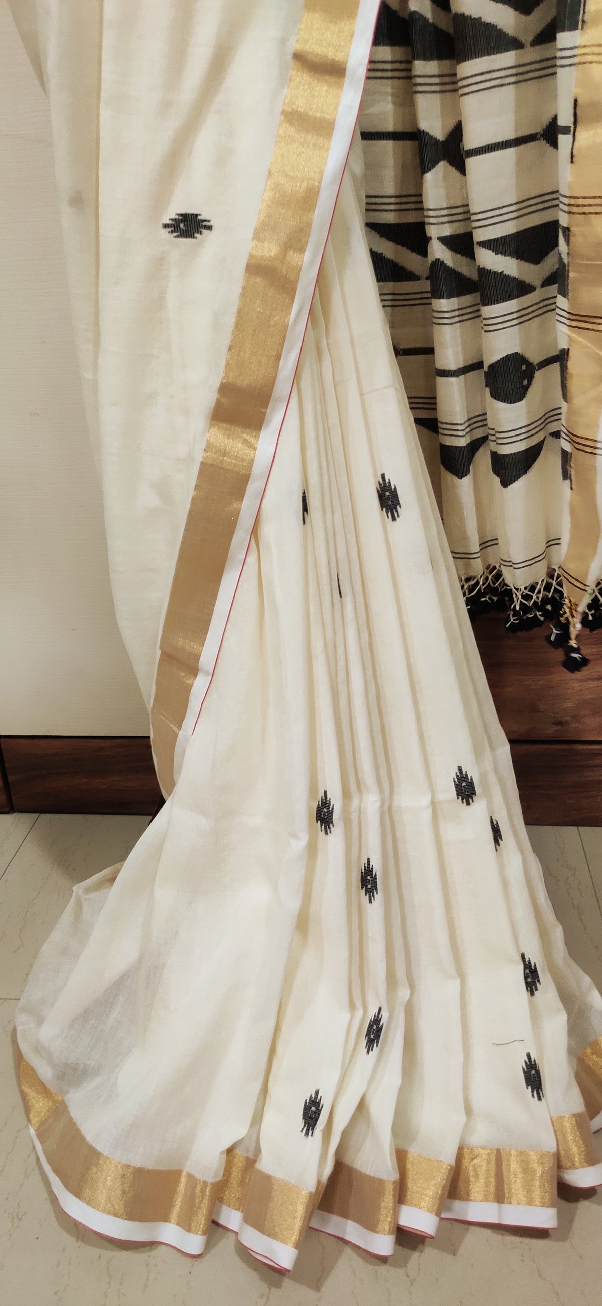 Anvika – Ivory Noir Weave Cotton Handloom Saree