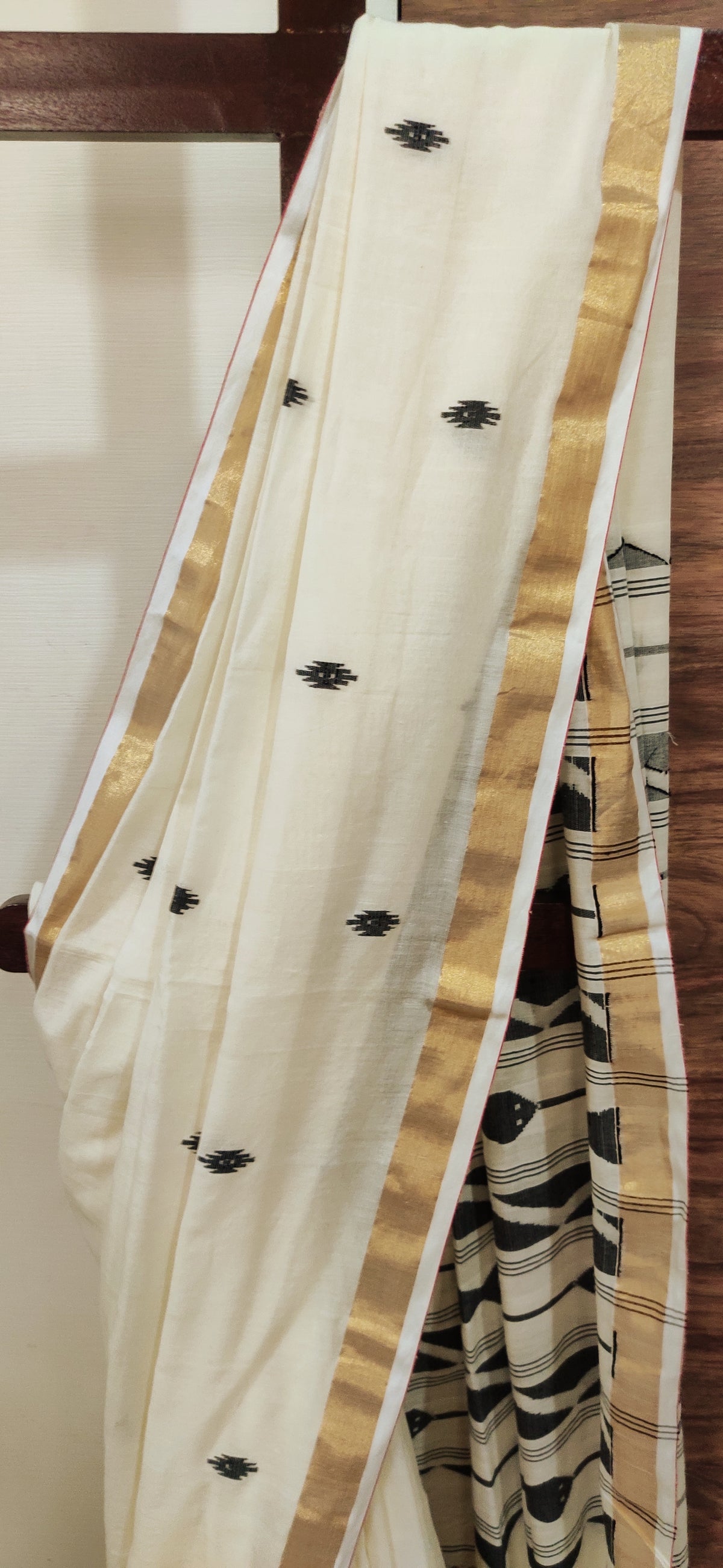 Anvika – Ivory Noir Weave Cotton Handloom Saree