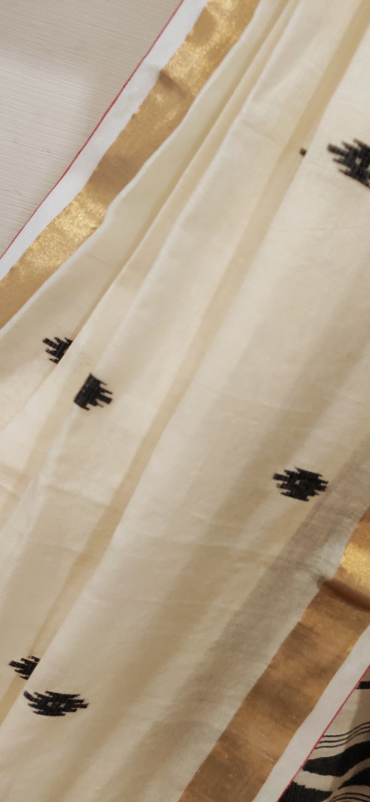 Anvika – Ivory Noir Weave Cotton Handloom Saree