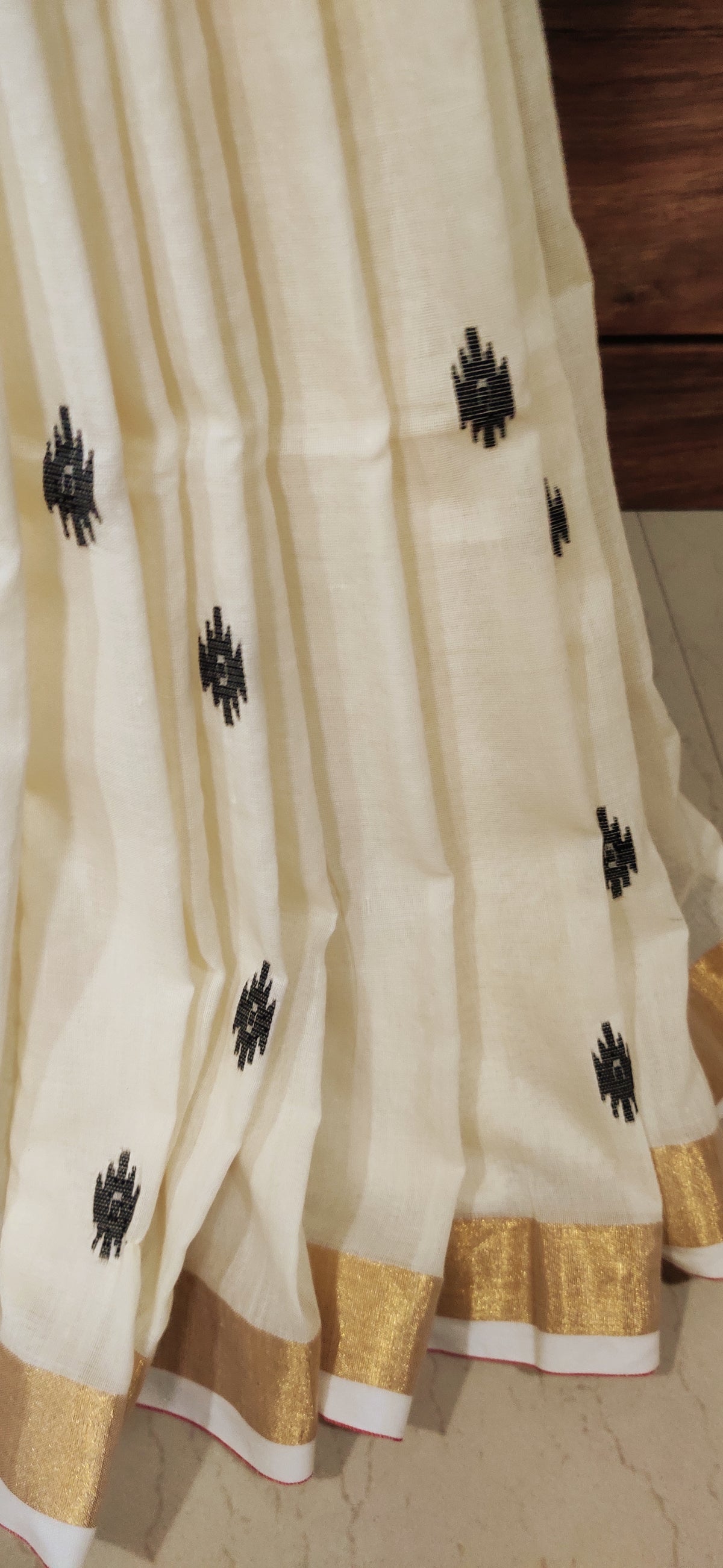 Anvika – Ivory Noir Weave Cotton Handloom Saree