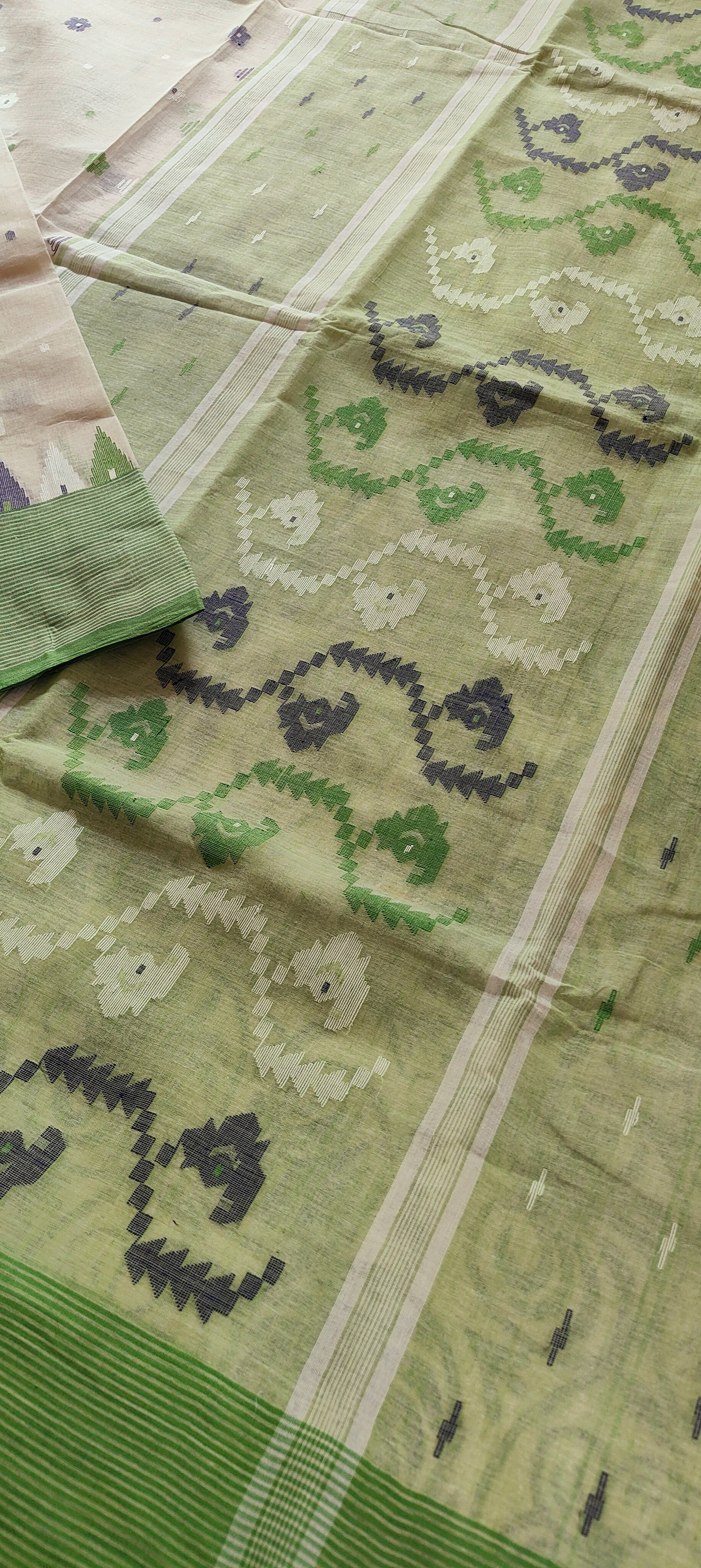 Off-White Cotton Bengal Special Tant Weave Jamdani Saree