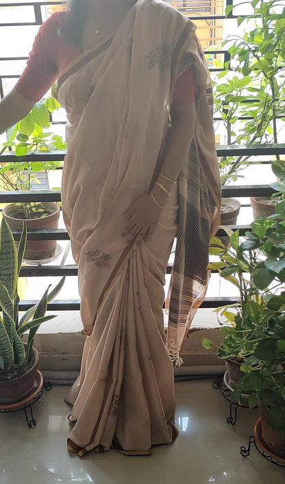 Buttery Soft Handwoven Beige Threaded Floral Jamdani Saree