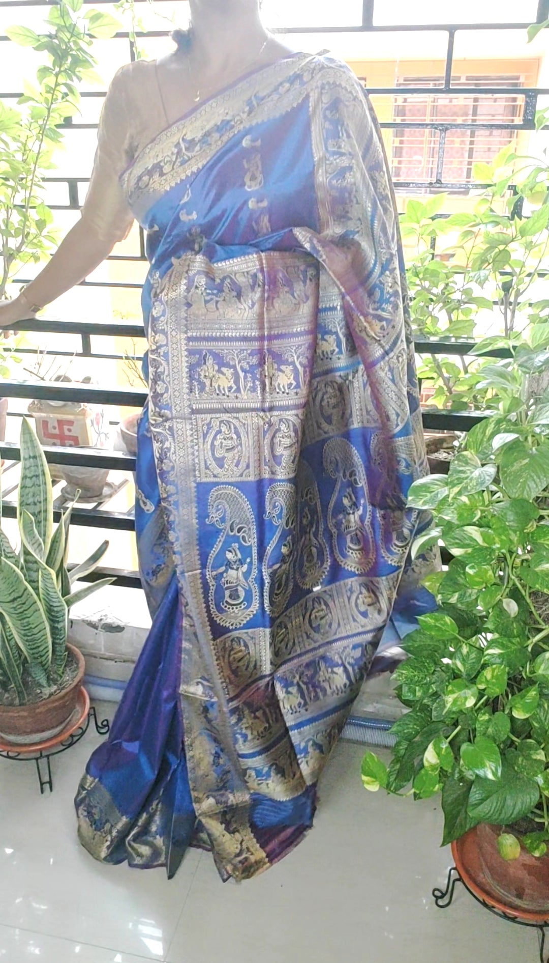 Dual Shaded The rich weave of Bengal Swarnachori Peacock Blue Saree