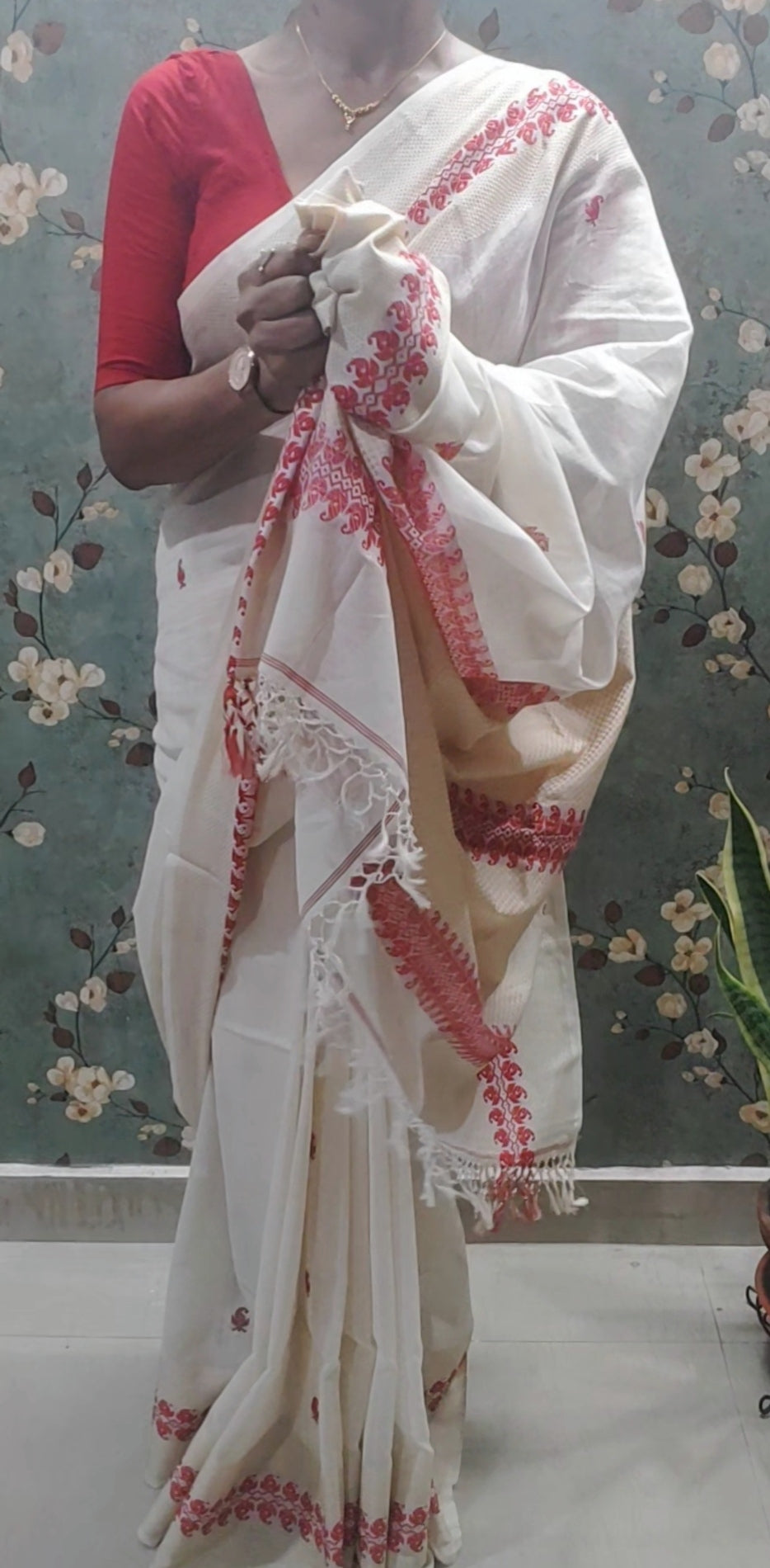 Mrinalini – Off White Handloom Cotton Saree with Red Traditional Border