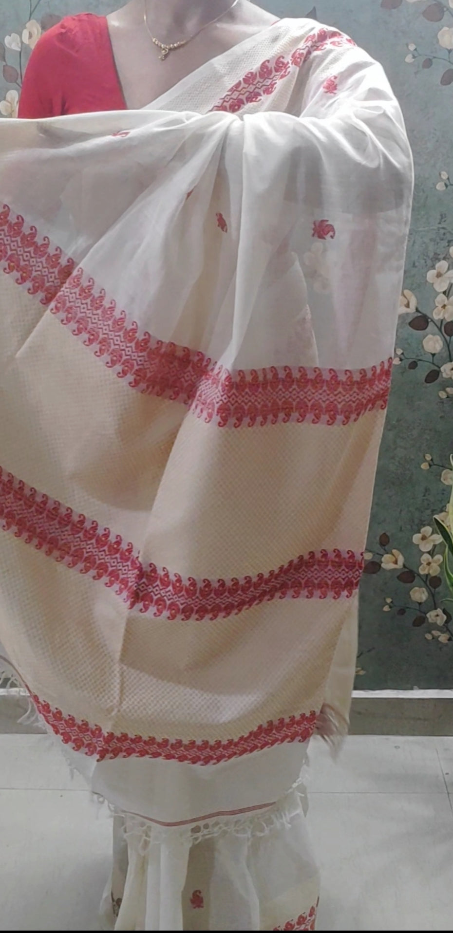 Mrinalini – Off White Handloom Cotton Saree with Red Traditional Border