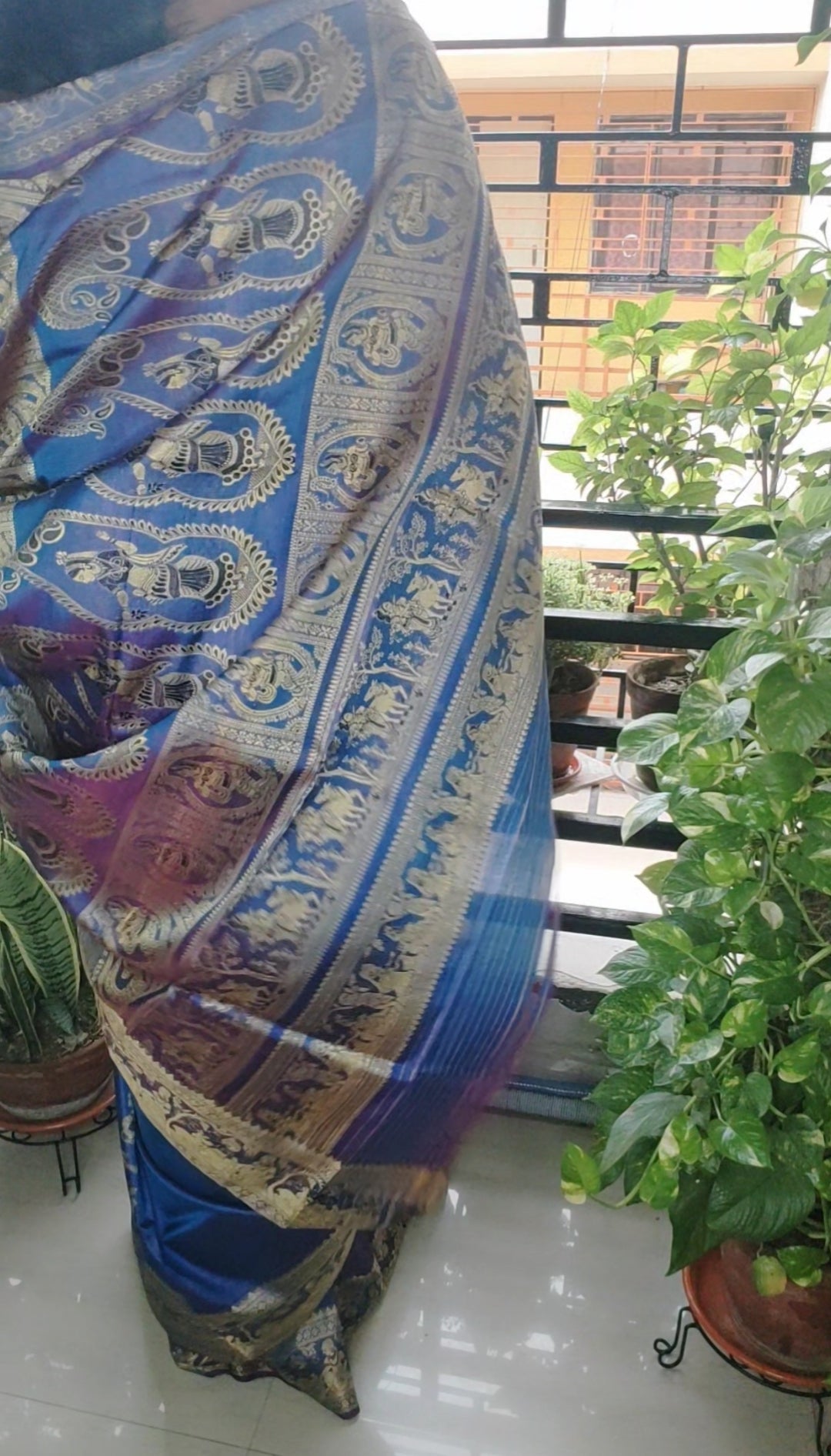 Dual Shaded The rich weave of Bengal Swarnachori Peacock Blue Saree