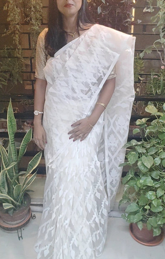 White Muslin Threaded cut work motif done Jamdani Saree