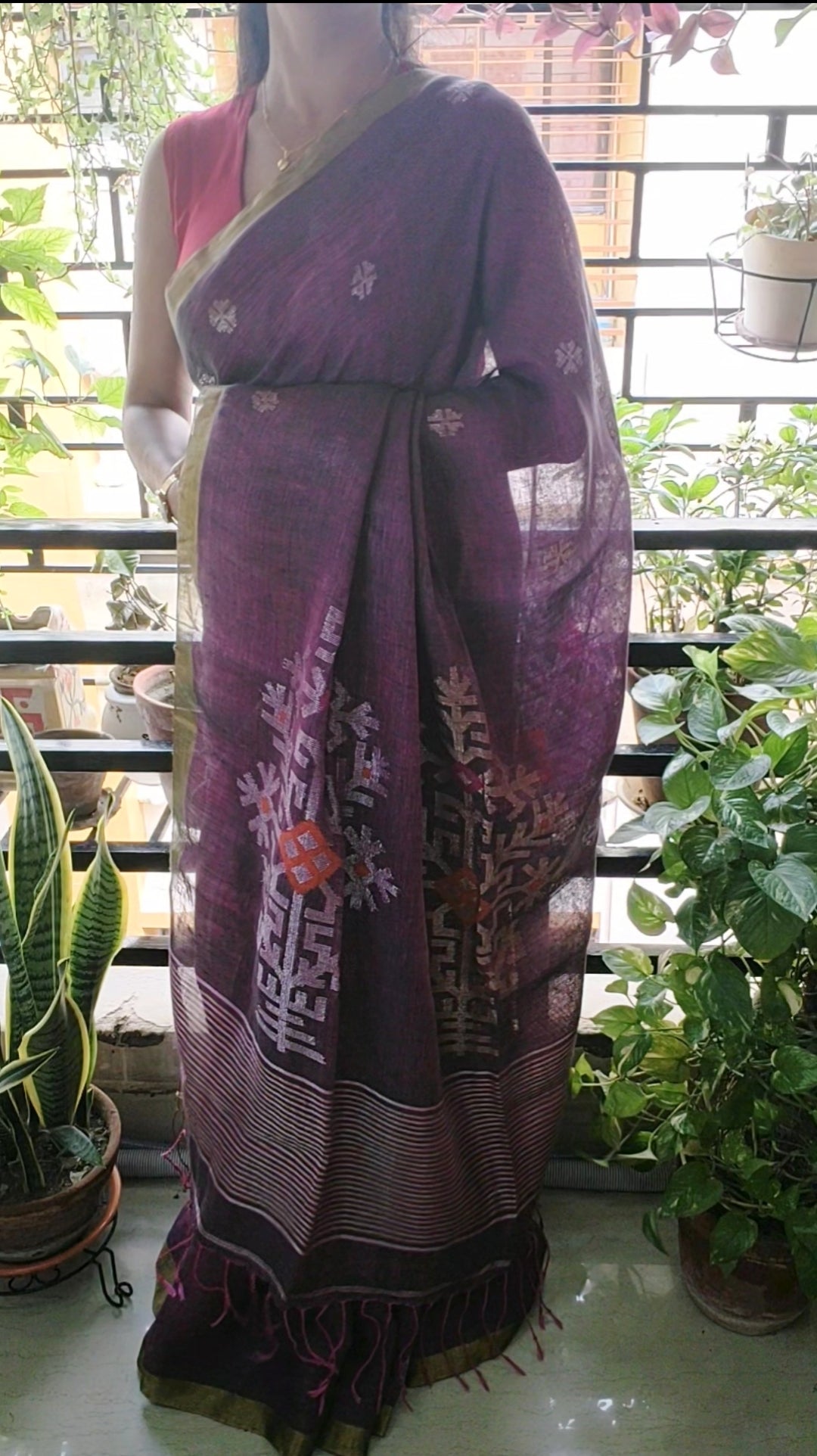 Soft Handloom Violet shaded Linen saree Having Silver Zari Motif Done
