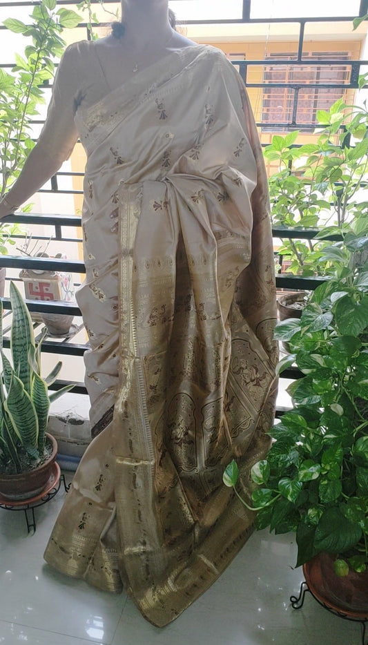 The rich weave of Bengal Swarnachori Royal Golden Saree